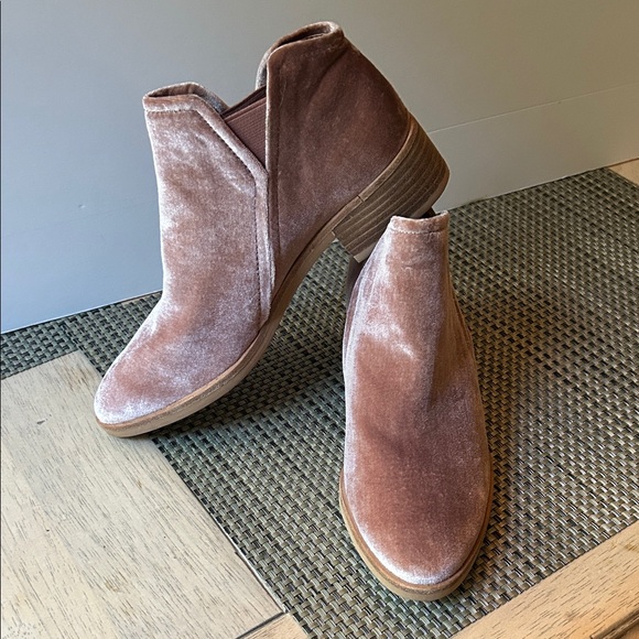 NWOT! Dolce Vita Rose Pink crush velvet Booties - Picture 1 of 9
